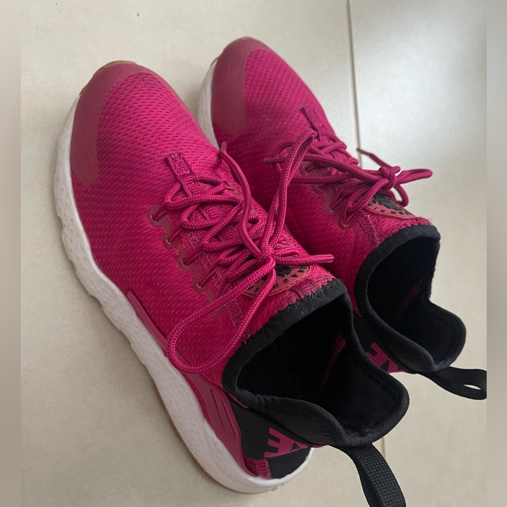 Nike Air Huarache Size 6